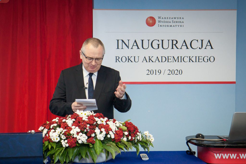 rektor uczelni wita młodzież na uroczystości inauguracji roku akademickiego