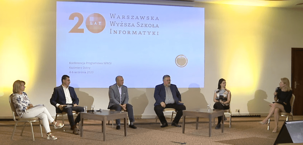 konferencja prasowa podczas 20-lecia WWSI, 6 osób siedzących na podium i rozmwiających