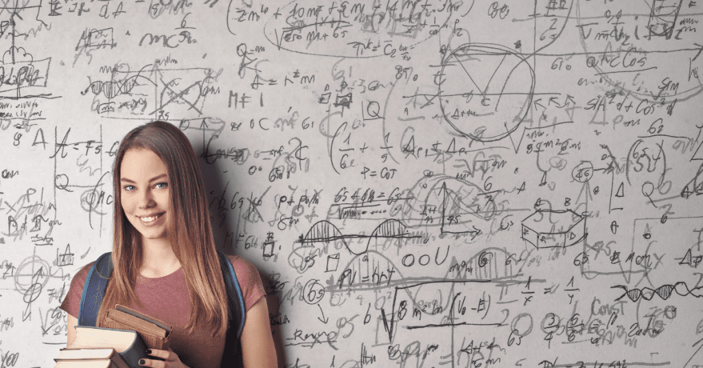 młoda dziewczyna uśmiecha się w stronę obiektywu, w dłoniach trzyma książki, stoi na tle ściany zapełnionej równaniami matematycznymi