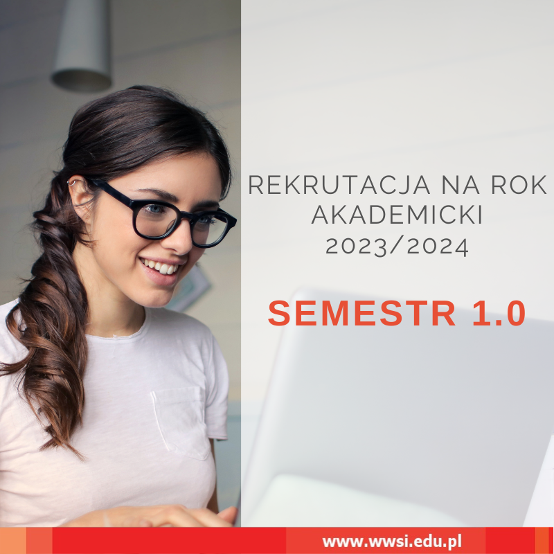 Młoda dziewczyna z długim kucykiem w okularach, uśmiechnięta, pracuje na laptopie. rekrutacja na rok akademicki 2023/2024 semestr zerowy